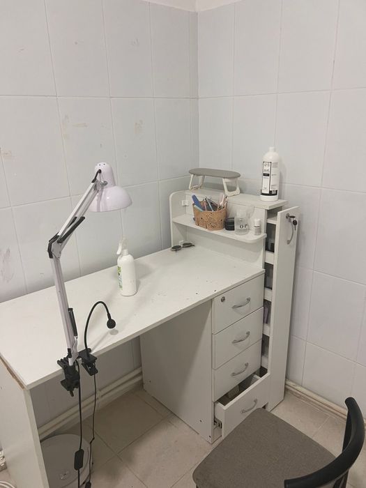 Продам маникюрный стол с маникюрными апаратами