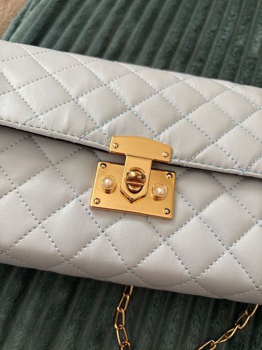 Дамска чанта с верижна дръжка