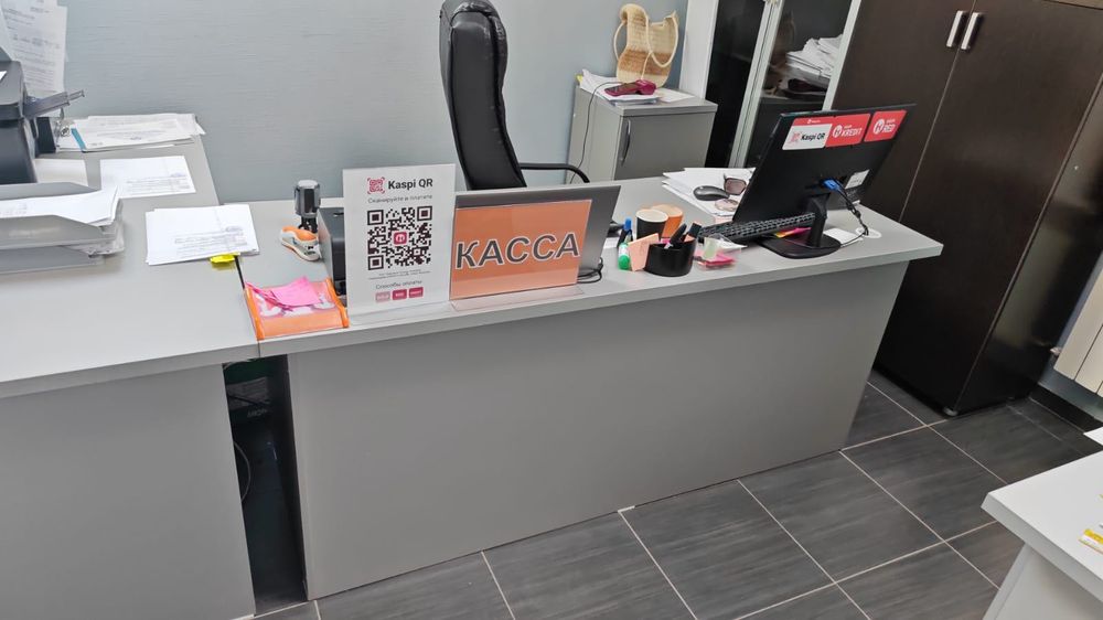 Продам столы и шкафы офисные