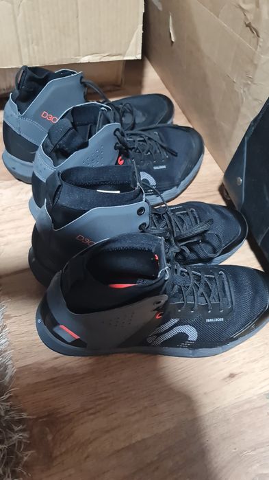Vând doua perechi de ghete adidas five ten