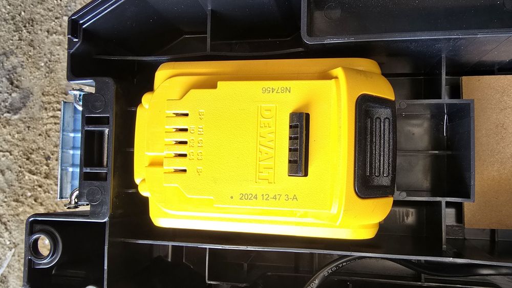 Ударный гайковерт DeWalt