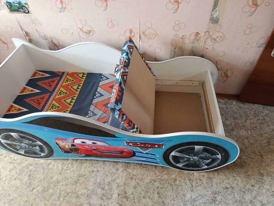 Детская кроватка-машинка