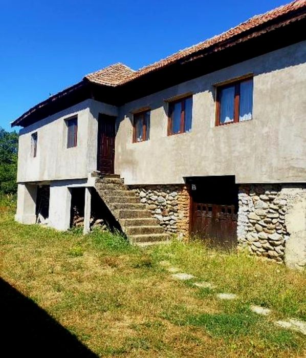 Vând casa aproape de oraș.