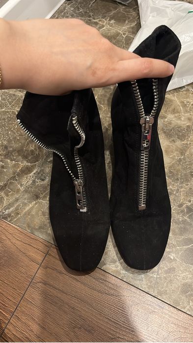 продам две пары обуви за 7500