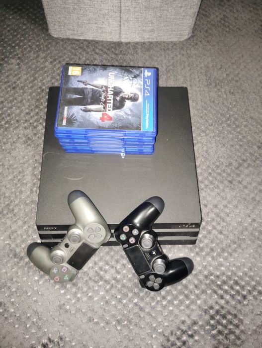 vând PS4 pro cu 2 controllere și 6 jocuri incluse