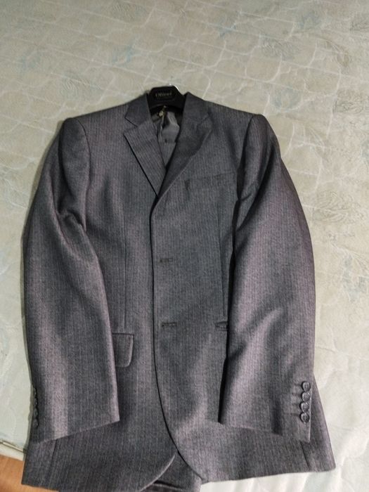 Продам костюмы мужские