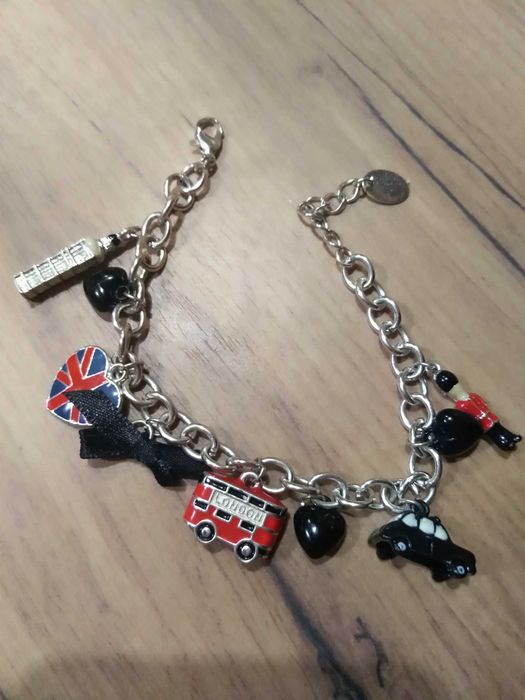 Гривна  с много талисмани