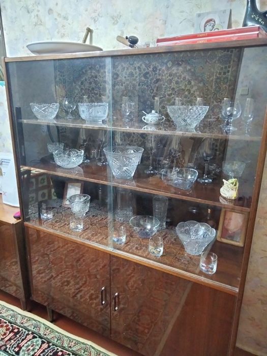 Два серванта и комод