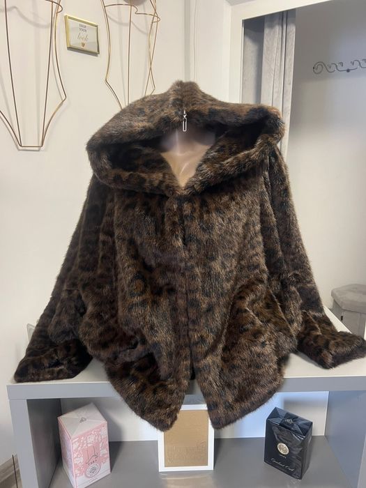 Jachetă Blană Ecologică Leopard cu Glugă – Mărime Universală(croială lejeră, potrivită S - XL)