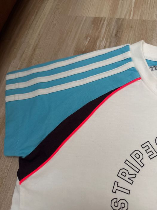 Детска тениска Adidas в бяло и синьо, къса, 128