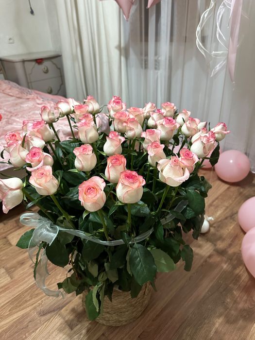 Цветы роза в корзинке