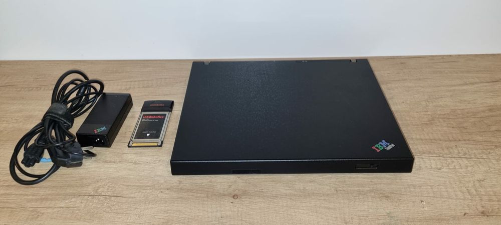 Laptop vechi de colecție IBM R 52
