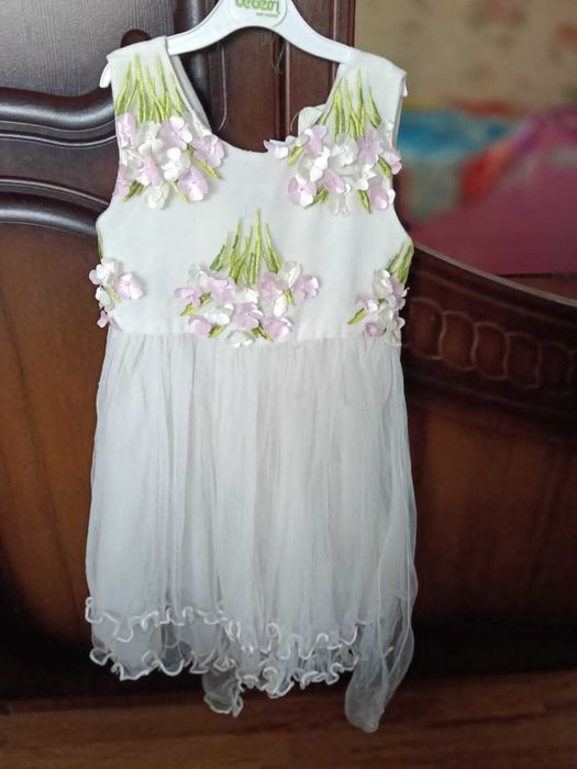 Продам праздничные платья на девочку