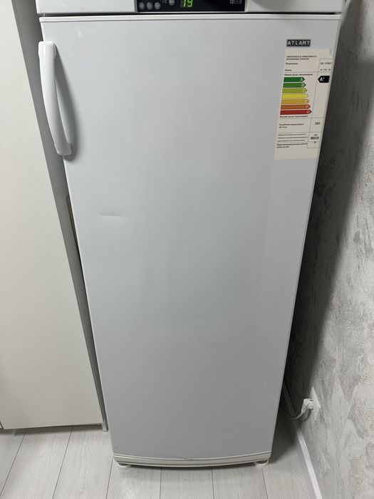 Продам морозилку вертикальную