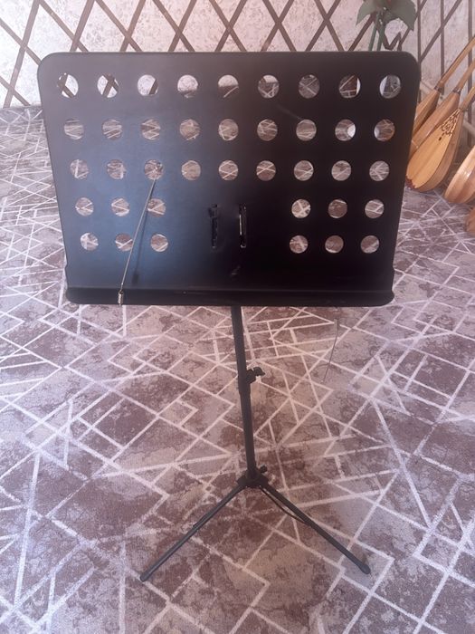 Шкаф, парта, гүл