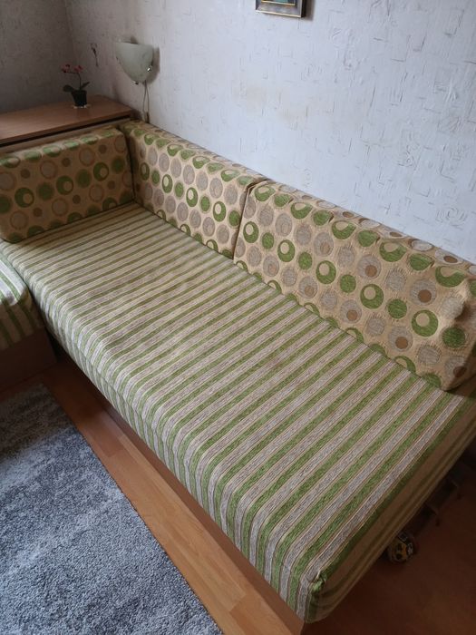 Продавам ъглови легла.