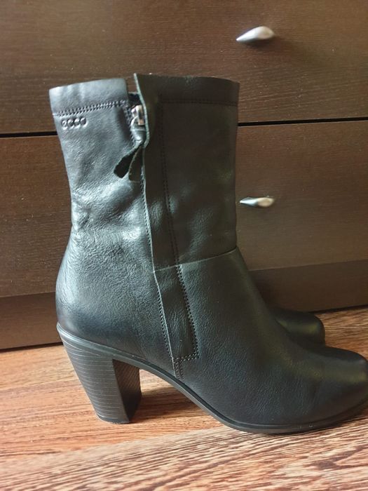 Женская  сапоги .