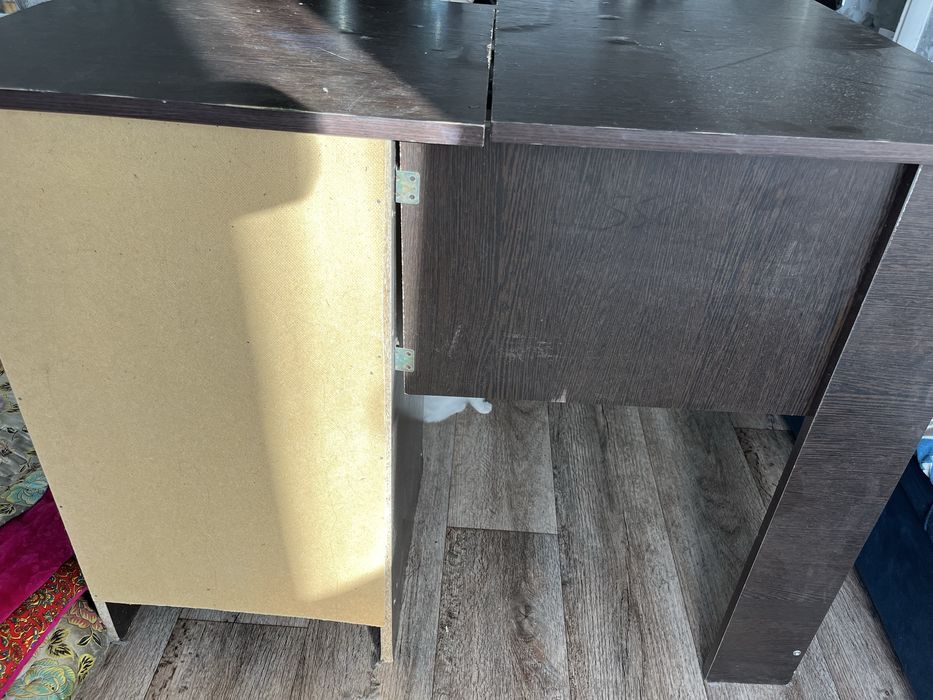 Письменный стол.