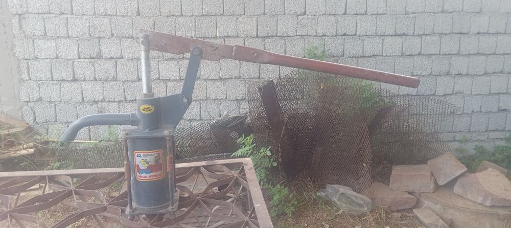 Продаётся ручной насос украинского производства в отличном состоянии