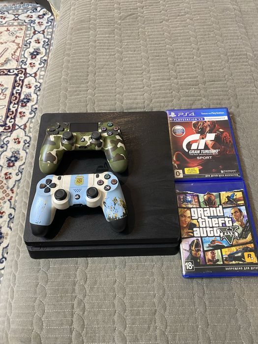 Продам PS4 с играми 2 джойстика