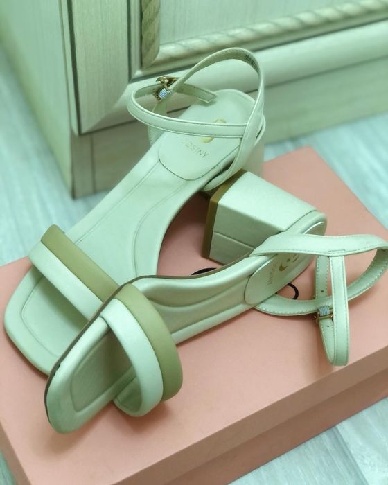 Босоножки бежевые