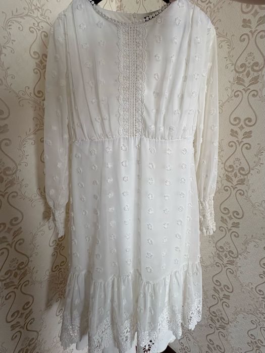 Белое платье; размер M