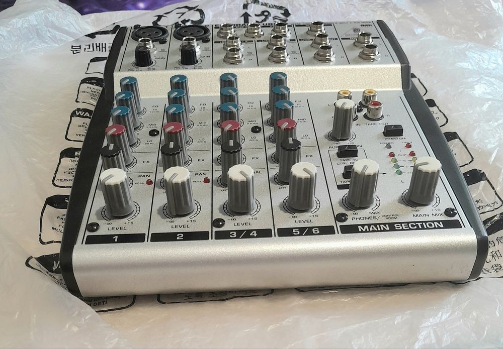 BEHRINGER  микшерный пульт