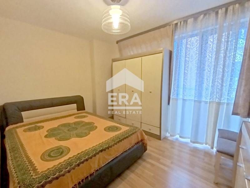 Приятен мебелиран тристаен апартамент в жилищна сграда