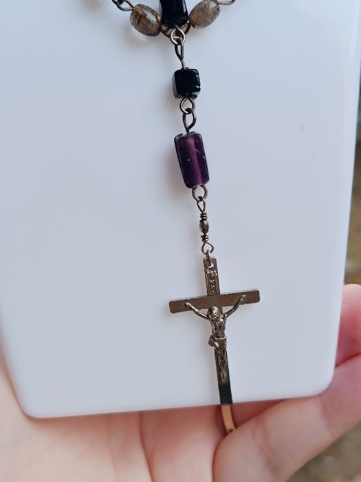 Vechi rozariu din sticla mov si maro, cu Sfanta Maria si Iisus Hristos