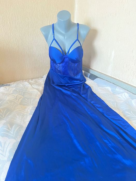 рокля с дължина до пода