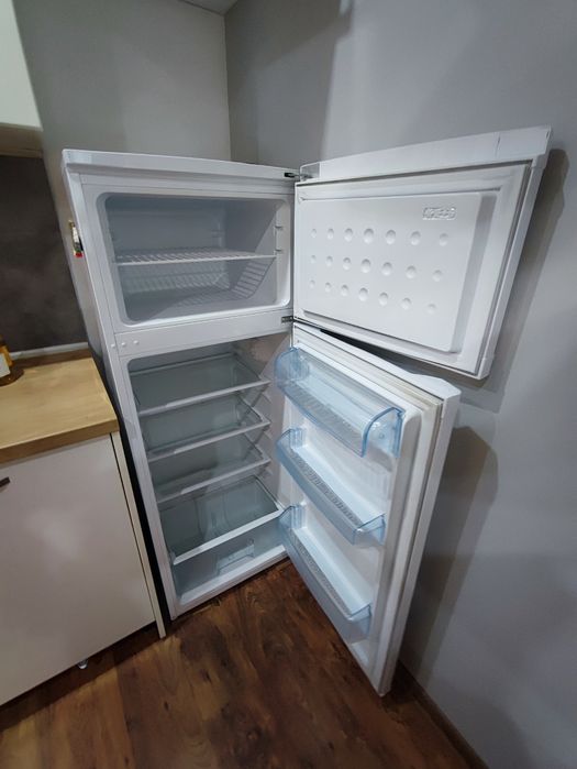 Хладилник с горна камера Beko