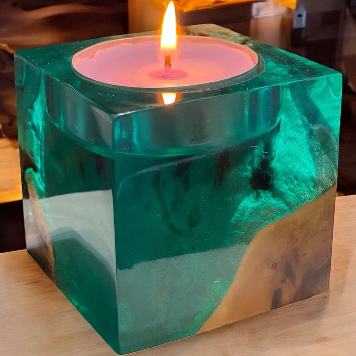 Ръчно изработени свещници от дърво и смола – за уют и атмосфера