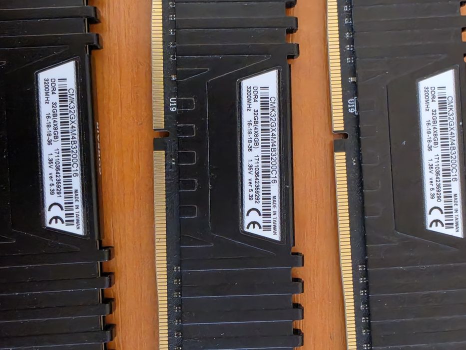 Ram 24 GB [3 x 8gb] ddr4 3200mhz.