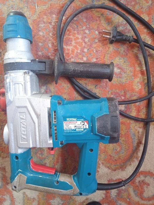 Перфоратор TOTAL TH110286 в отличном состоянии