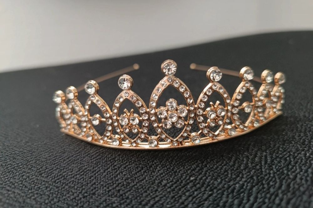 Coroniță aurie eleganta