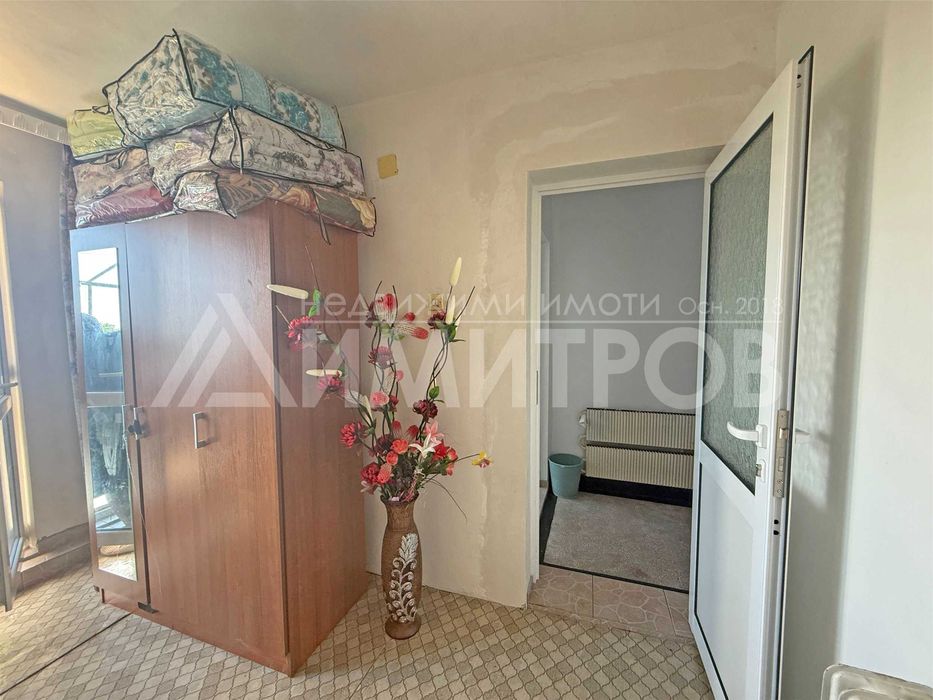 Продава триетажна вила с хубав, равен двор от 825 кв.м в с. Златна нива, обл. Шумен