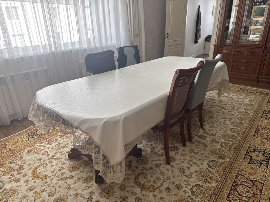 Продам диван три дивана ,стол и стулья в подарок