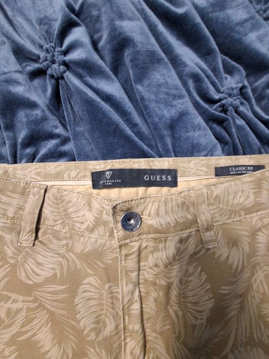 Vand pantaloni scurti Guess
