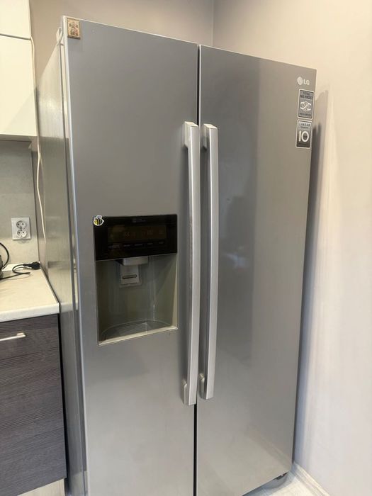Повреден двоен хладилни LG