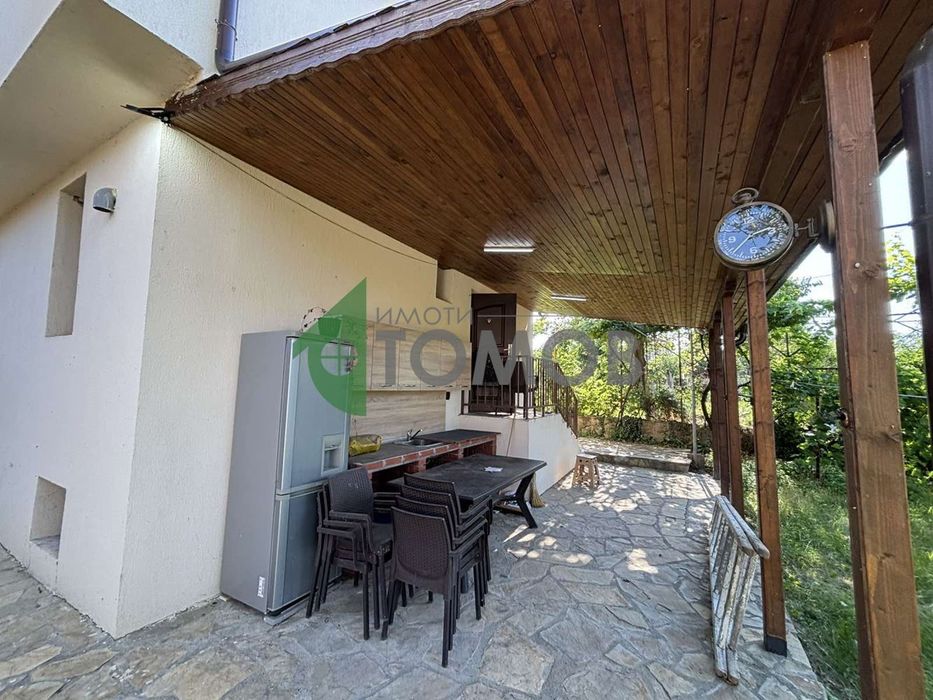 Прекрасна триетажна къща в село Яворово