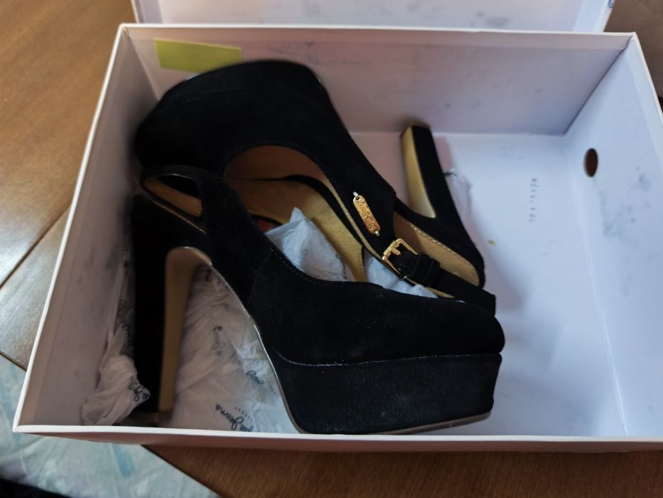 Обувки на висок ток маркови