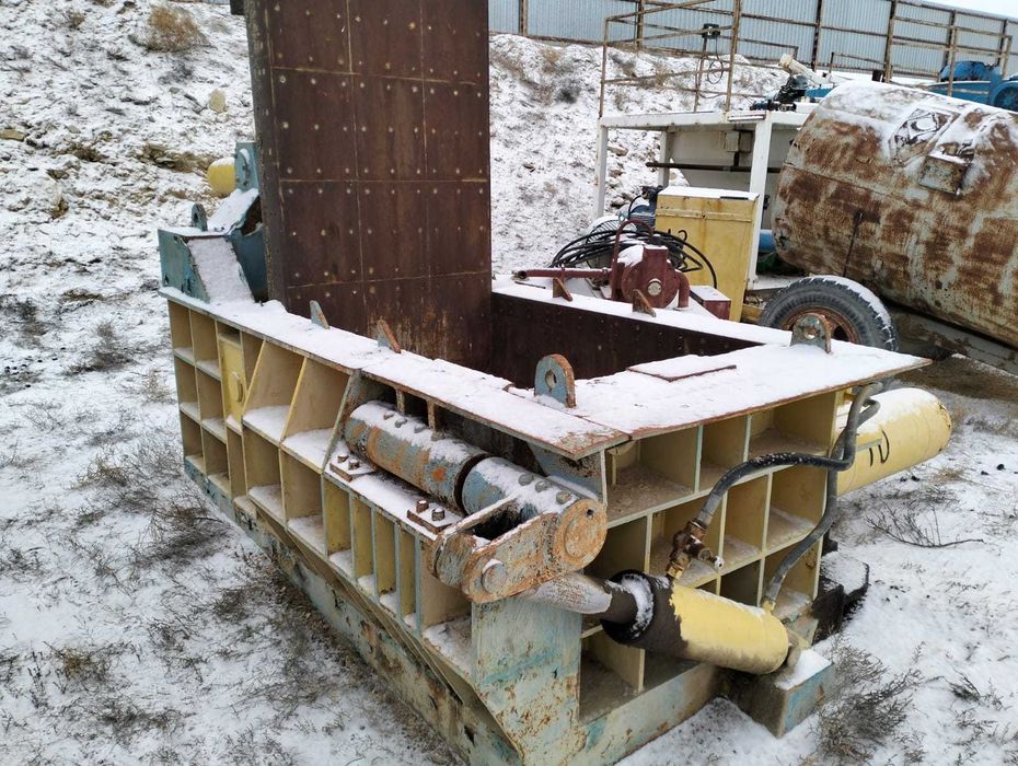 Гидравлический пресс или уплотнитель отходов