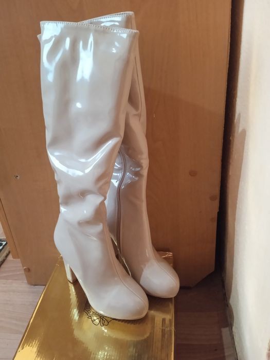 Продается новые женские сапоги