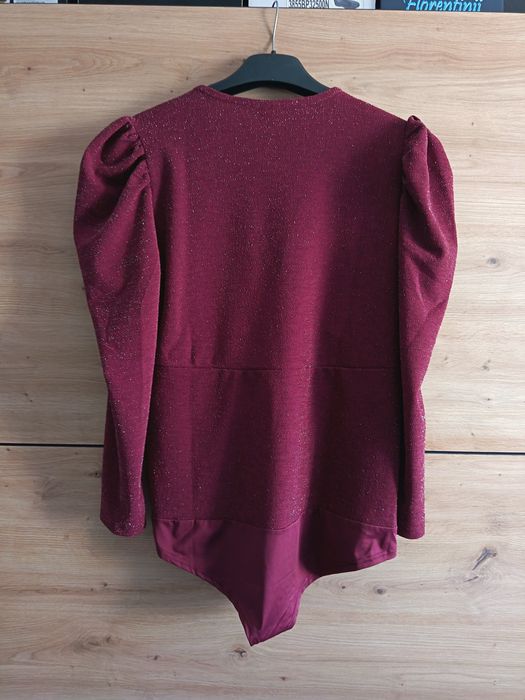 Body elegant mărimea 44-46. Este nou, nu a fost purtat niciodată.