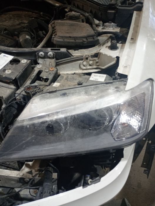 Far stânga , aripa BMW X3