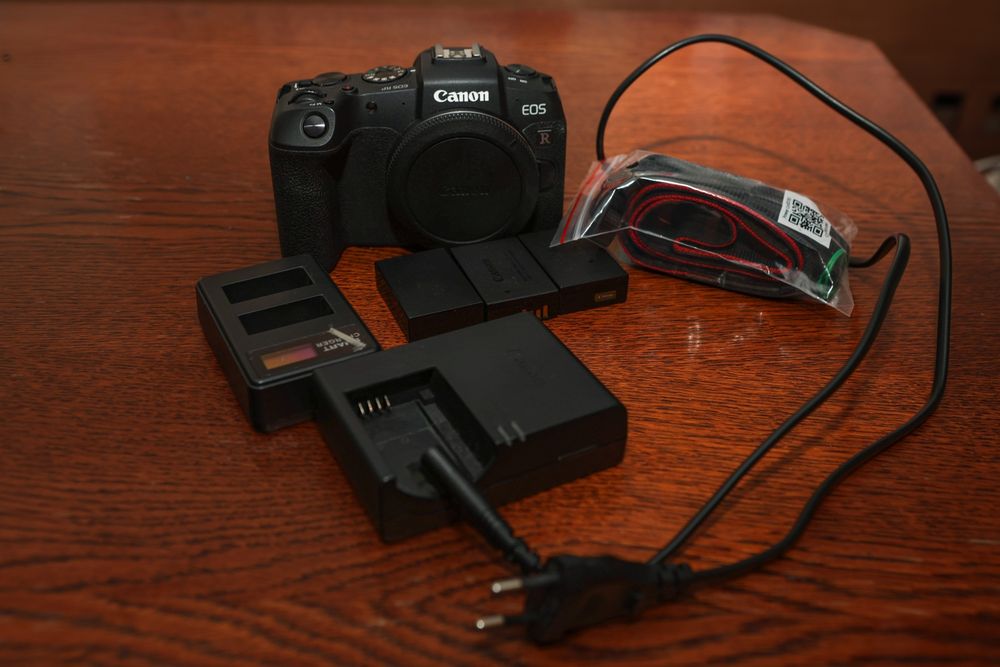 Canon EOS RP – Full Frame, Отлично състояние, Пълен комплект
Продав