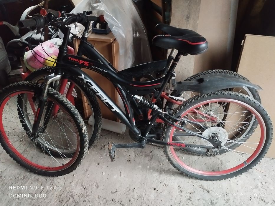 Vând bicicleta cu suspensii  aproape că noua