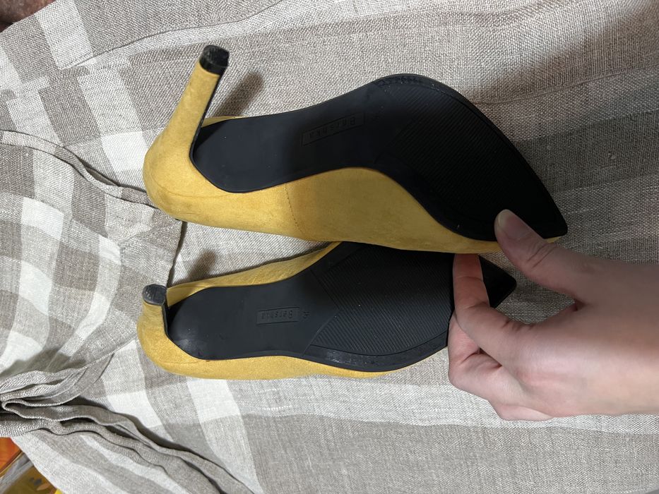 Stiletto noi galbeni Bershka