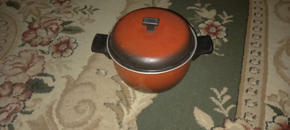 Красный кастрюль