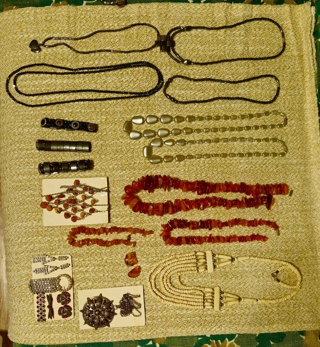 Украшения  из натурального жемчуга  , янтаря ,  камней и минералов .